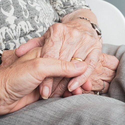 hands of an elderly person showing early signs of parkinson's disease